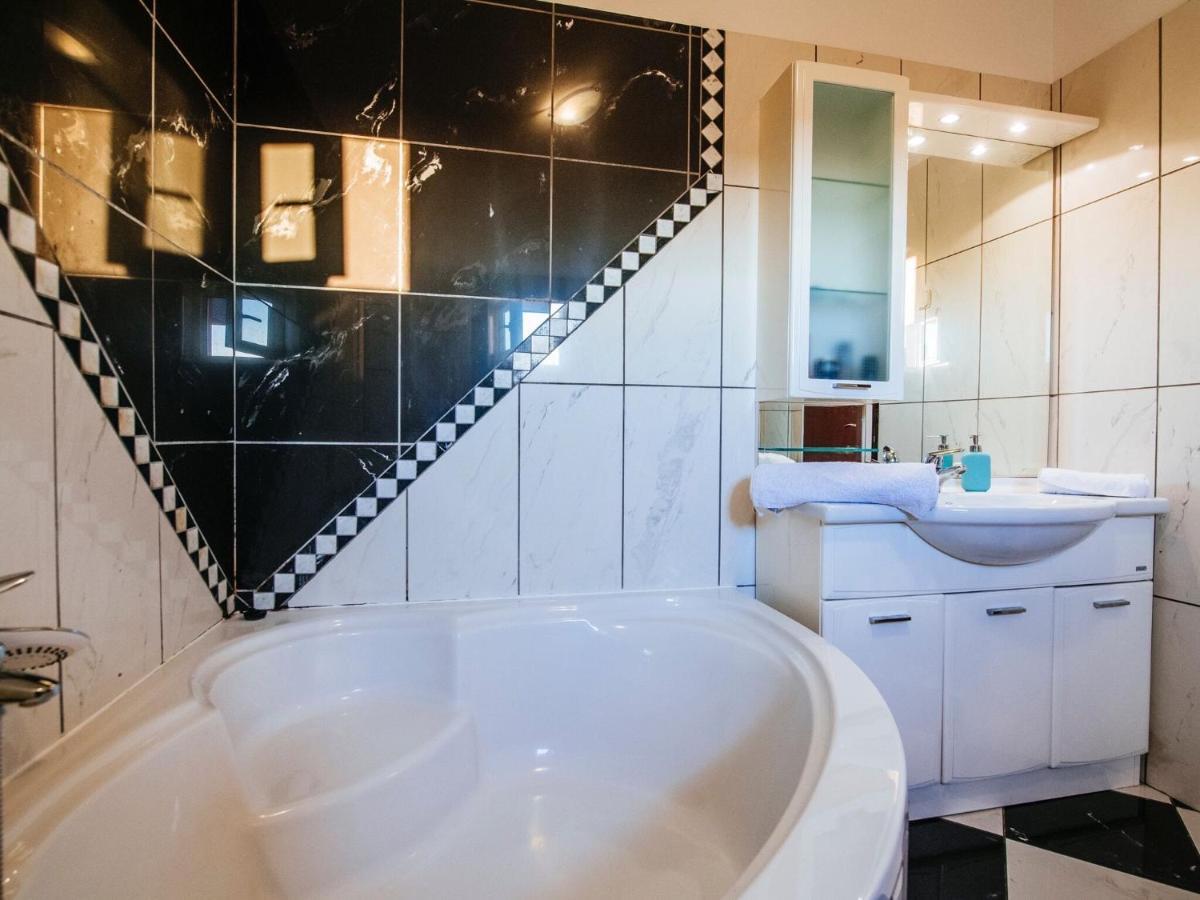 Splendid Holiday Home In Jasenice Масленица Экстерьер фото